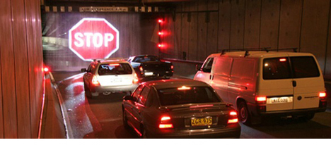 トンネル緊急時の新発想 水と光の警告システム