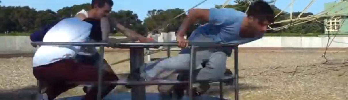 大人だって遊びたい 子供用遊具の意外な光景