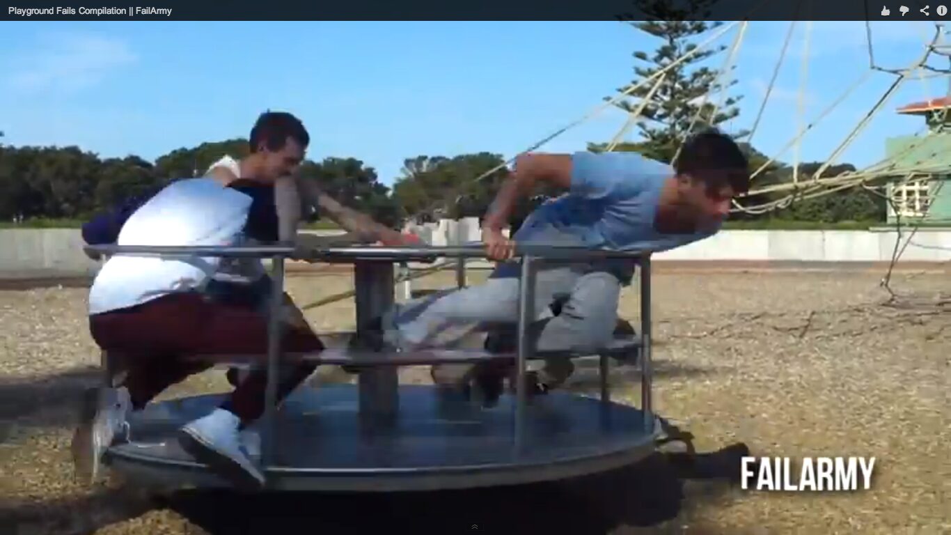 大人だって遊びたい 子供用遊具の意外な光景