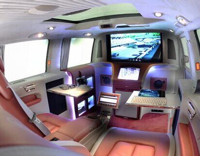 最先端機器を備えた豪華な移動型オフィス