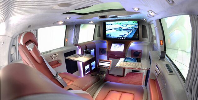 最先端機器を備えた豪華な移動型オフィス