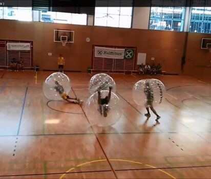 バブルボールで体験！新しいフットボールの形