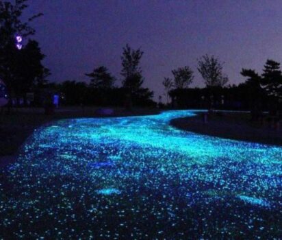 輝く小石で空間を彩る電気いらずの光の秘密