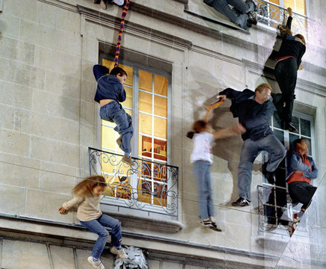 逆さまの世界へ誘う視覚のトリックアート