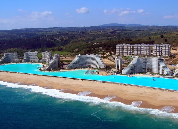 チリの巨大プール 楽園リゾートの魅力