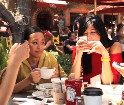 スクリーン越しの世界と現実のバランス