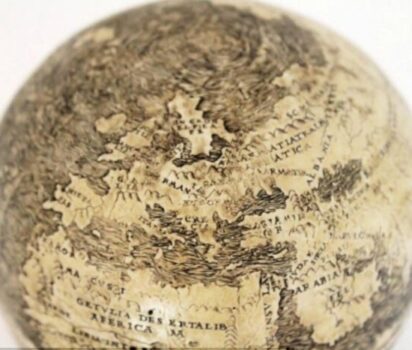 最古の地球儀 ダチョウの卵でできた珍しい地図