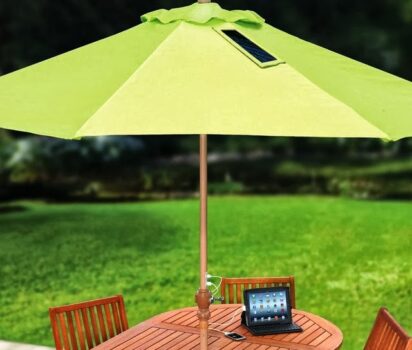 太陽の恵みを充電に 外出先で活躍するソーラー傘