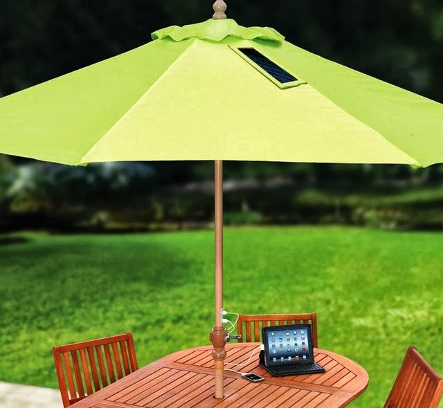 太陽の恵みを充電に 外出先で活躍するソーラー傘