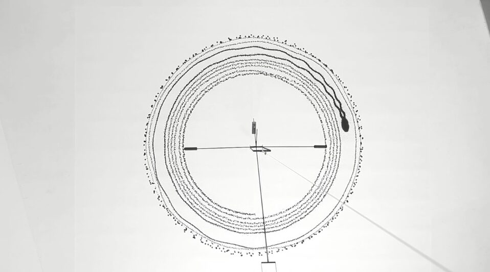 地球の磁場が描き出すインクのアート作品
