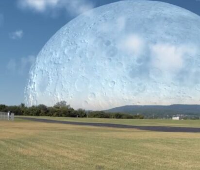 国際宇宙ステーションが月に変わる視覚体験