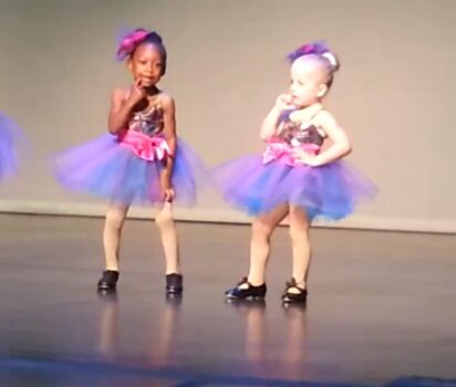 子供たちのタップダンス発表会 躍動感あふれる舞台