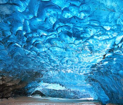 アイスランドの氷の洞窟 地熱が創る神秘