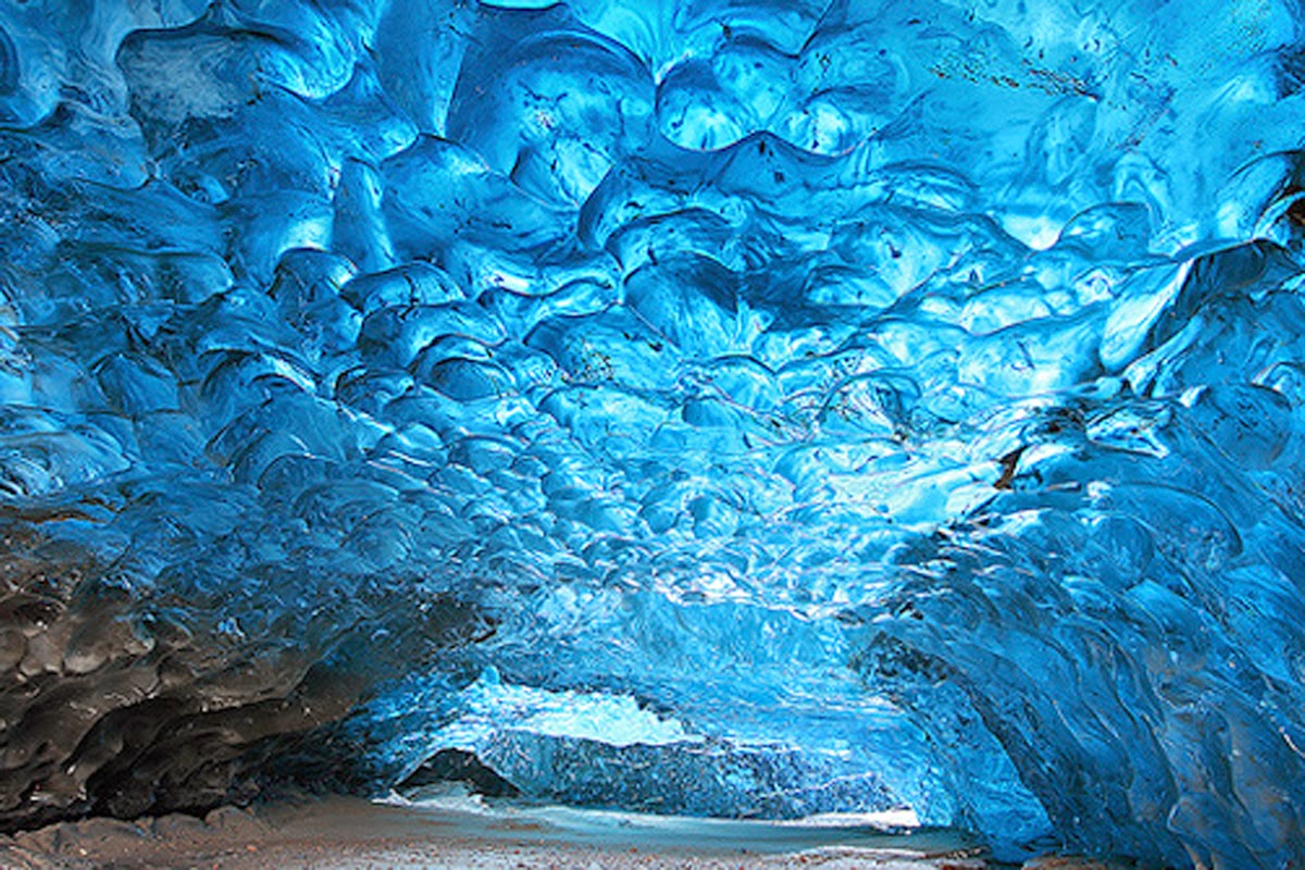 アイスランドの氷の洞窟 地熱が創る神秘