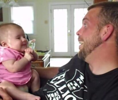 生後2ヶ月の成長 パパの言葉に応える姿