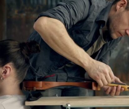 髪の毛がバイオリンの弦に？創造性を探る実験