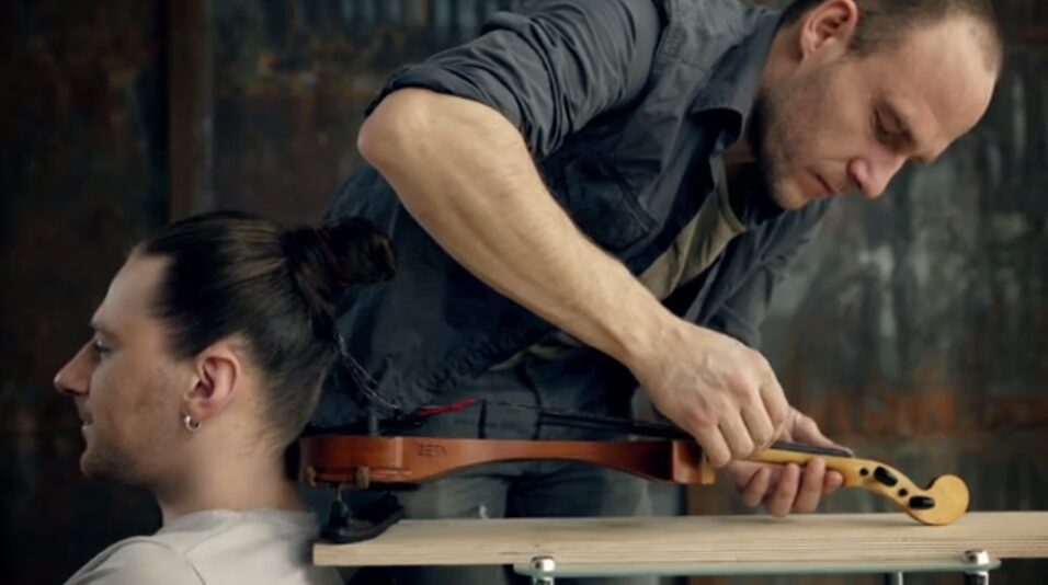 髪の毛がバイオリンの弦に？創造性を探る実験