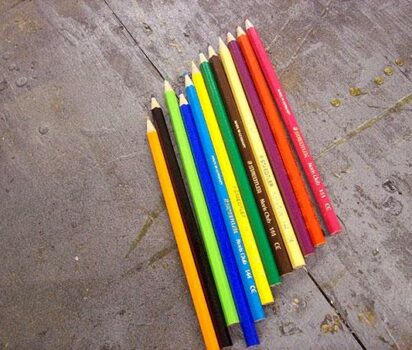 色鉛筆が指輪に変わる創造的な工程