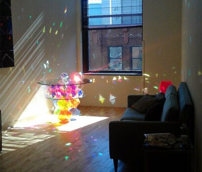 毎日の空間を彩る芸術的テーブルたち