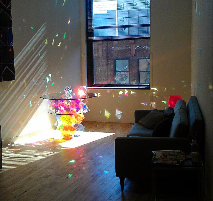 毎日の空間を彩る芸術的テーブルたち