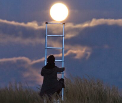 月と遊ぶクリエイティブな視点