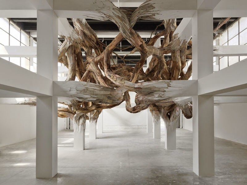 建物から生まれる木材アートの造形