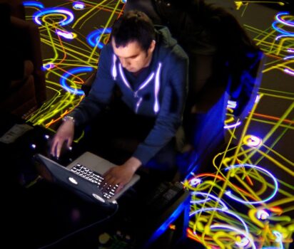 ルンバの動きを捉えた独創的な光の軌跡