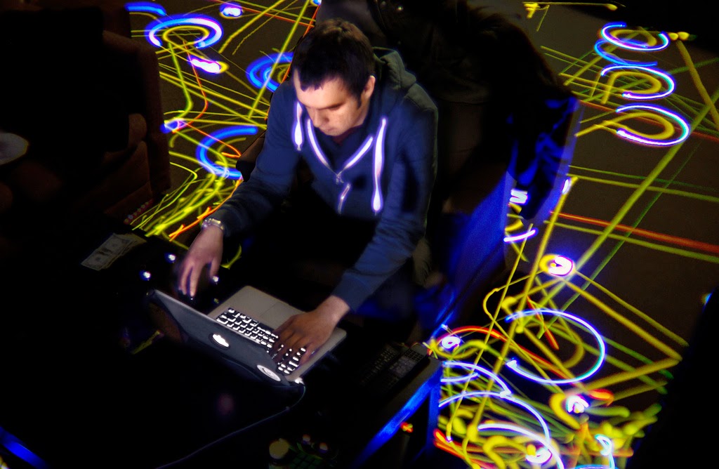 ルンバの動きを捉えた独創的な光の軌跡