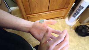 手の上にあるコインを簡単に消す方法