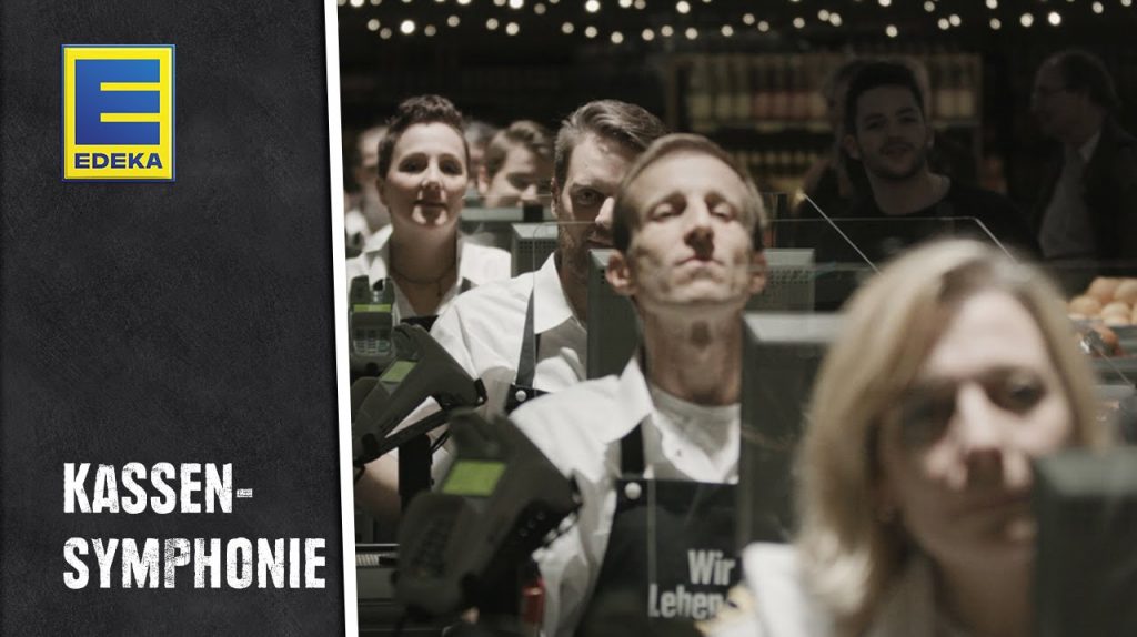 レジで演奏するクリスマスソング