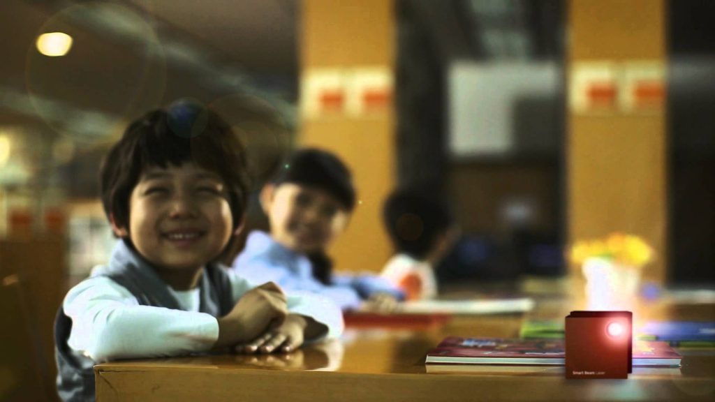 Phoneに接続できる世界最小のプロジェクター