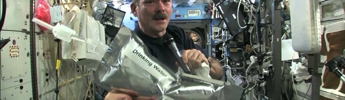 ISSでのユニークな実験 宇宙空間でタオルを絞ると？